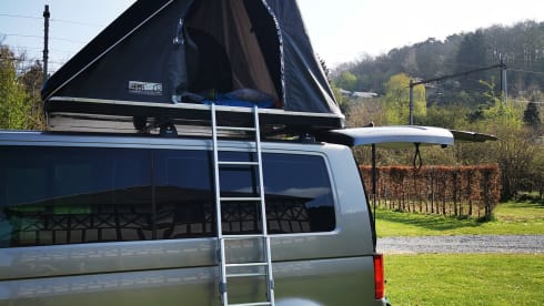 Cozy Custom Volkswagen T6.1 (Automatic!)