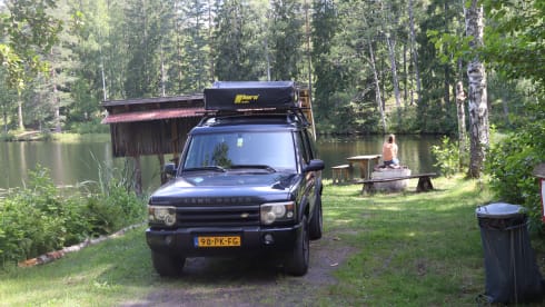 Land Rover Discovery with roof tent!