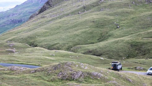 110 grijs – Land Rover Defender 110 with roof tent