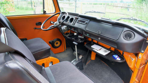 Lady Orange – Volkswagen Camperbus from 1974 (4 pers)