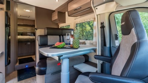 Challenger! – Ruime, moderne en luxe camper met 4 vaste slaapplekken - XL garage