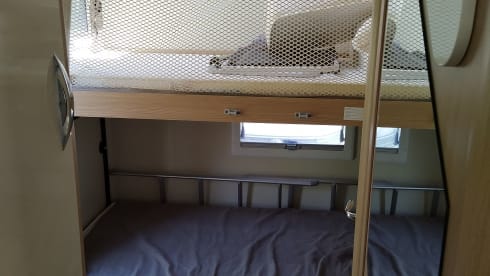 Découvrez notre camping-car McLouis luxueux et pratique - idéal pour les familles !