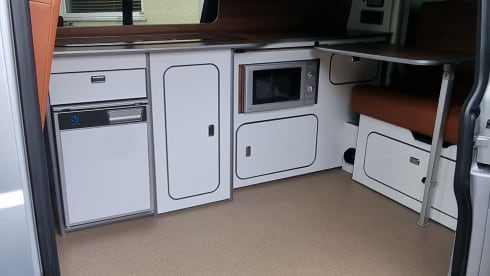 Tommie – 4 person VW, near Airport & major motorways! LWB, PopTop roof + loads more!