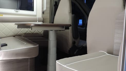 5p Ford semi-integrated uit 2024