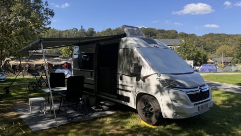 Kneusje – 2p Adria Mobil bus uit 2022