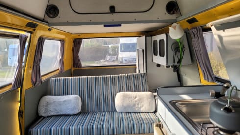 CHICO – cozy, neat, canary yellow oldtimer VW T3 for rent!