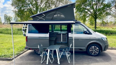 Prachtige Volkswagen California – Almost new. Carefree on the road with this beautiful, compact bus.