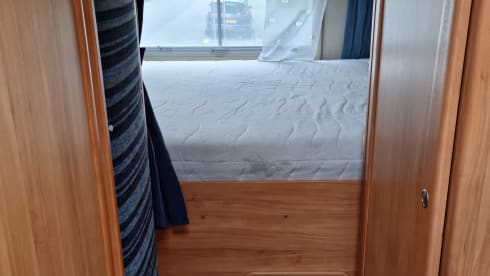 Very luxurious and spacious 4 person Alcove camper with 2 fixed spacious beds