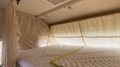 Aisholpan – Comfortabele Adria Vision met 4 slaapplaatsen voor reisplezier in alle weersomstandigheden.