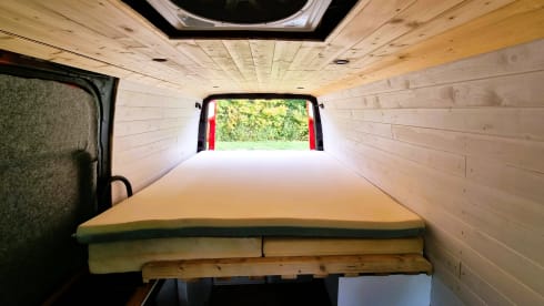 Firefly – The bus camper with a large comfy bed & easy to drive