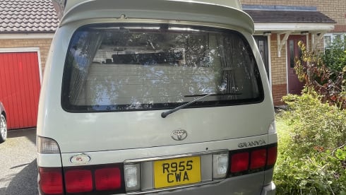 Oli  – Campervan Toyota a 2 posti letto del 2011