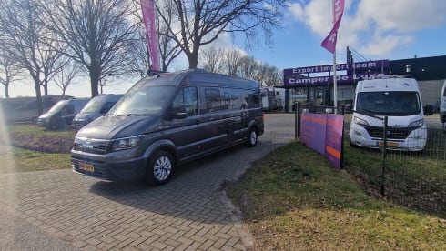 C35 –  Zeer luxe MAN-Knaus camper bus met groot vast bed 