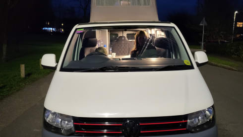 Eddie – 4 berth Volkswagen Campervan T5 Pop top