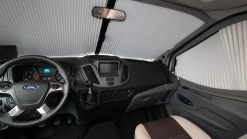 4p Challenger semi-integrated with queen bed