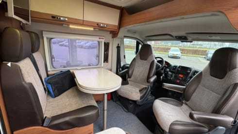 Lits longitudinaux 4p Knaus VanTourer 630L 