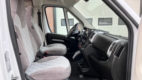 Libertad – For rent fully equipped 4-person bus camper from 2022 automatic