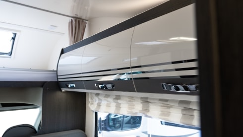 VEU – Large 6 Berth Motorhome | Air Conditioned | WiFi | Spacious 