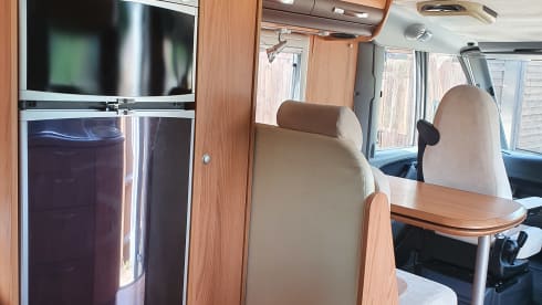 Bernie G – Luxurious and spacious high quality German built integrated motorhome
