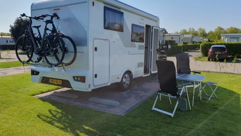Enjoy our compact, young and luxurious camper (2021)