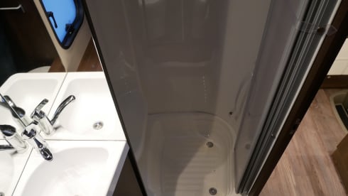 Ford CI Alcove, 6-Persons sitting / sleeping places!