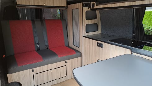Marinus – Volkswagen t5 extended camper. Vending machine