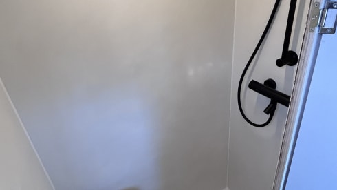 gemütlicher, netzunabhängiger Camper-Kastenwagen mit Terrasse