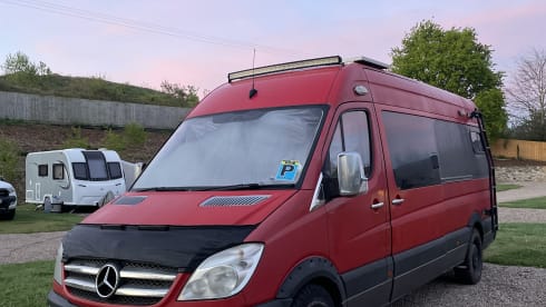 Big Red – 3-persoons Mercedes-Benz (Off Grid Solar) Birmingham-Oxford