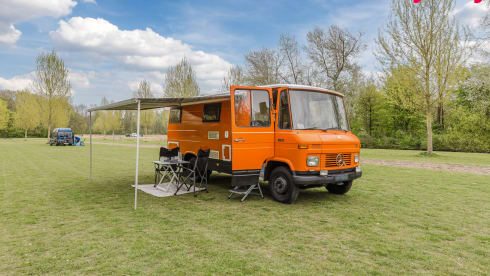 Oranje Mercedez T2 – 3p Mercedes-Benz bus uit 1975