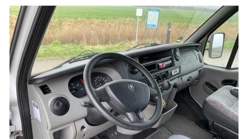 Rolling Happiness – 5p Renault alcove from 2008