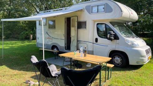 Luxury 6-person all-round camper