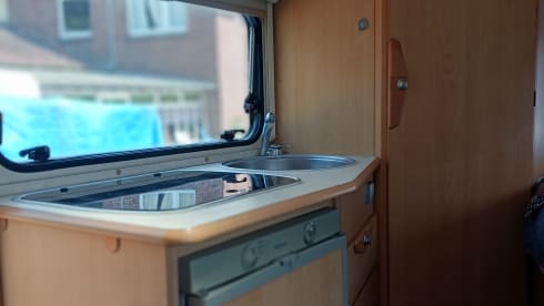 Viervoeter vriendelijk – 4p Adria Mobil semi-integrated from 2005