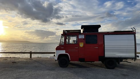 EndlessDestinations – 2p Mercedes-Benz bus from 1976