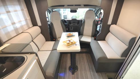 Roller Team 266 TL – Modern motorhome (2022) with luxurious queen-size bed and separate wellness area.