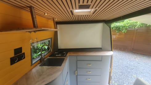 Gele Gerrie – Nothing is too crazy in this luxurious cat! Underfloor heating, coffee or a glass of wine?