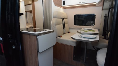 Black Beauty – Luxury Pilote bus camper for 2 persons
