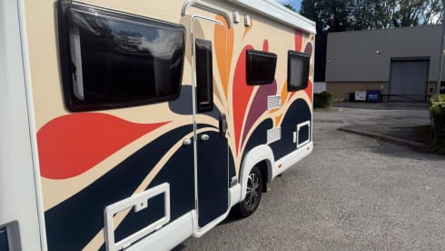 Sunset Bloom 🌅🌸 – A beautiful and comfy 6 berth motorhome for fun and adventures