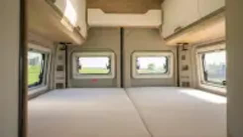 Easy Rider XL Knaus 3 – Beautiful 3-person camper with automatic transmission and swing-away bicycle rack