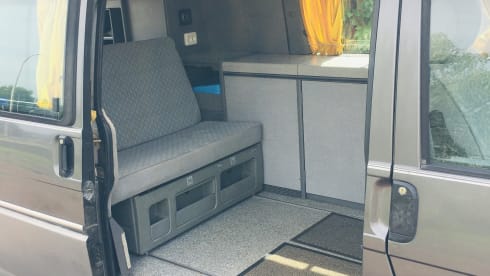 “De Dromedaris” –  VW T4 Multivan raised
