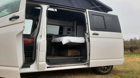 Florence (Flo for short) – Gorgeous 4 berth Volkswagen T5 Campervan 