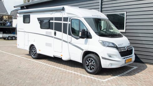 Luxe Sunlight V66 Adventure, semi-integrated camper