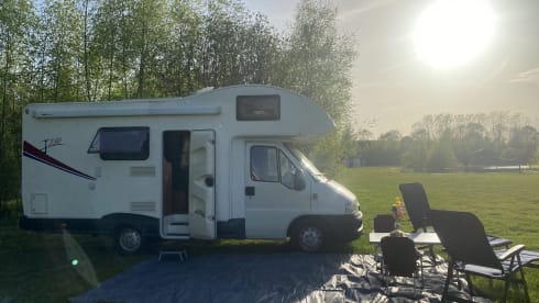 Fijne gezinscamper met 6 zit & slaapplaatsen.  – 6p Fiat alcove from 2004