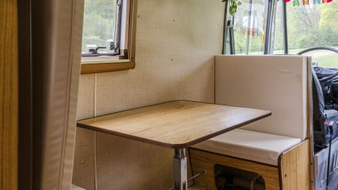 Oranje Mercedez T2 – 3p Mercedes-Benz bus uit 1975