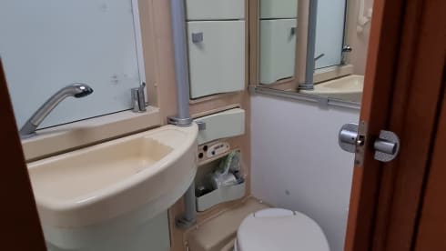 Compact 4p Hymer alcove with bunk bed