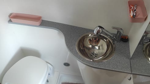 Gezellige en compacte 2p-Fiat Ducato, met airco. 