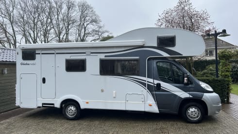 De Glucksmobil! – 6 person family camper Alcove