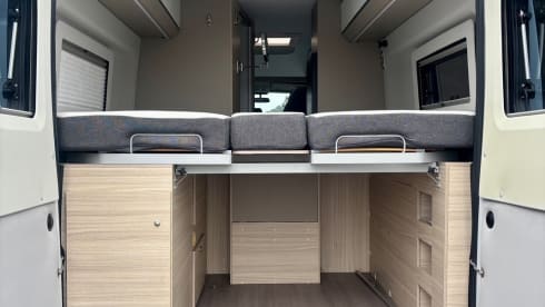 Super luxe Adria 640 SLB Plus Bus camper met lengte bedden