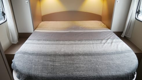 Etrusco T740, Queens- and pull-down bed, 4 sleeping- 4 seats.
