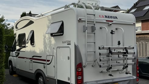 4p Adria Matrix hef- en lengtebedden – Luxurious, fresh camper with plenty of space!