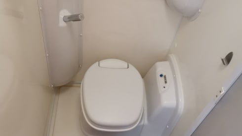 B574 met dubbele bodem  – 4p Top Hymer with good French beds