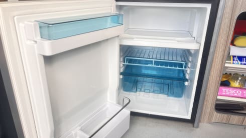 Vanellope – Maak kennis met Vanellope – een moderne VW T6.1 campervan (2020), voldoet aan de ULEZ-normen en biedt slaapgelegenheid voor 4 personen.